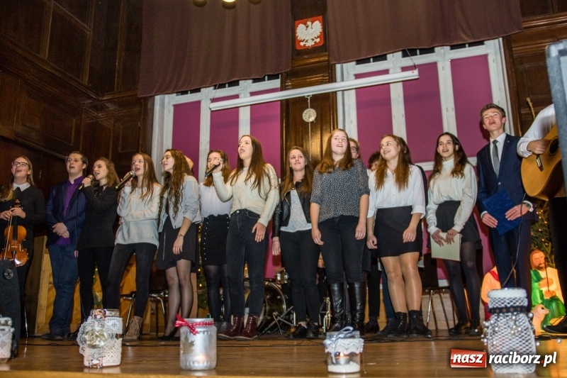 Zdjęcie w galerii na portalu naszraciborz.pl: Koncert kolęd i kiermasz w I LO wiadomości z regionu
