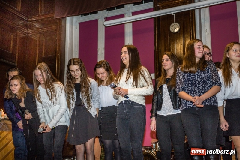 Zdjęcie w galerii na portalu naszraciborz.pl: Koncert kolęd i kiermasz w I LO wiadomości z regionu