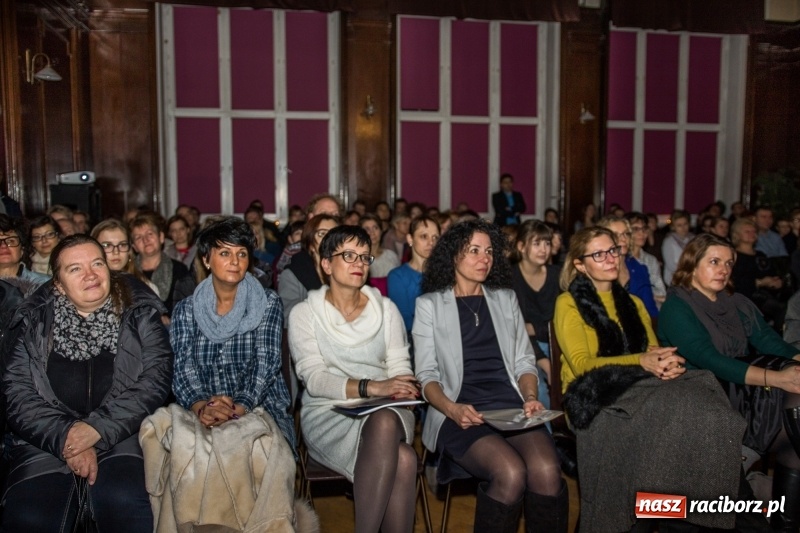 Zdjęcie w galerii na portalu naszraciborz.pl: Koncert kolęd i kiermasz w I LO wiadomości z regionu