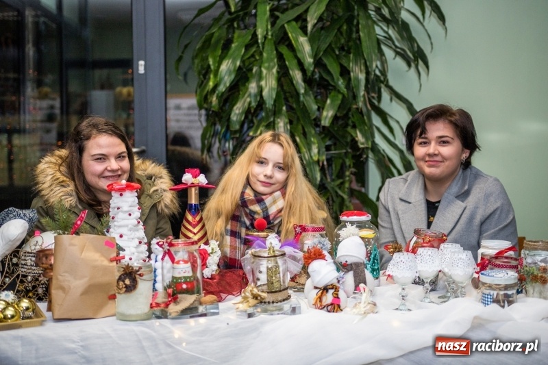 Zdjęcie w galerii na portalu naszraciborz.pl: Koncert kolęd i kiermasz w I LO wiadomości z regionu