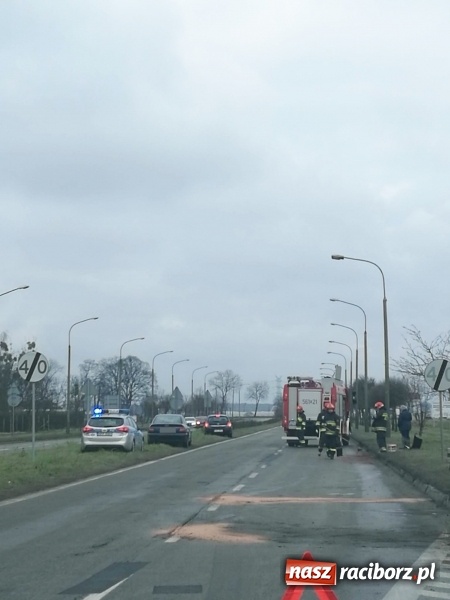 Zdjęcie w galerii na portalu naszraciborz.pl: Wypadła z drogi i uderzyła w barierkę. Kolizja na Piaskowej w Raciborzu  wiadomości z regionu