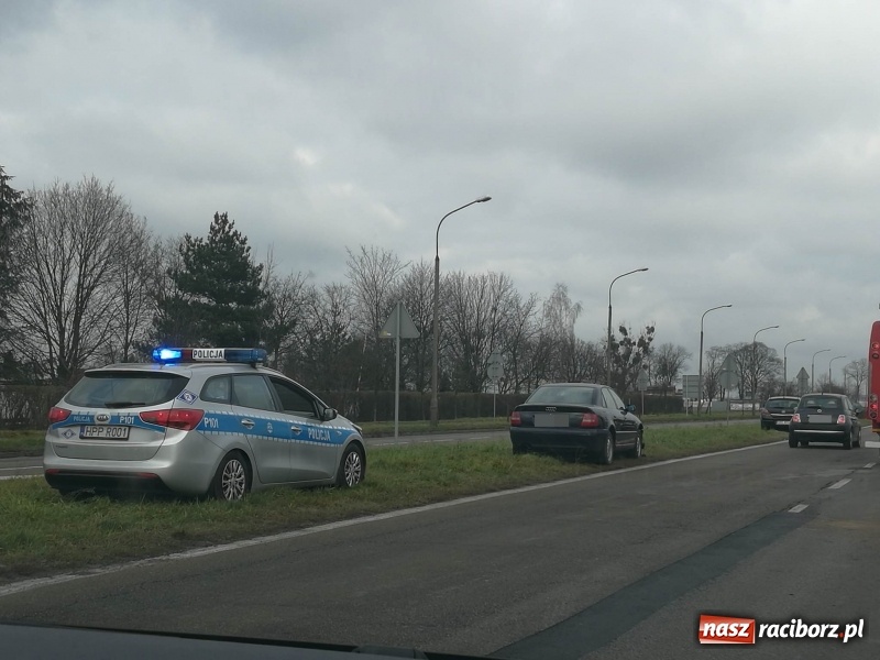 Zdjęcie w galerii na portalu naszraciborz.pl: Wypadła z drogi i uderzyła w barierkę. Kolizja na Piaskowej w Raciborzu  wiadomości z regionu