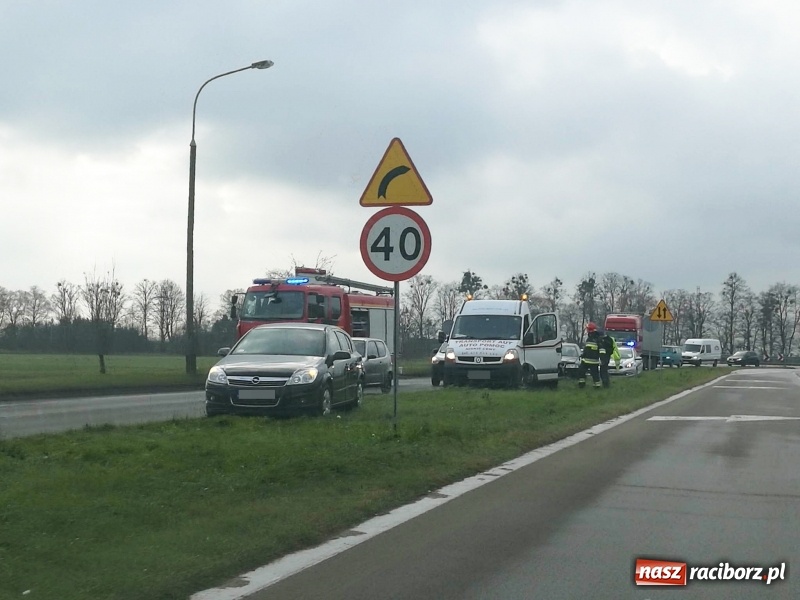 Zdjęcie w galerii na portalu naszraciborz.pl: Wypadła z drogi i uderzyła w barierkę. Kolizja na Piaskowej w Raciborzu  wiadomości z regionu
