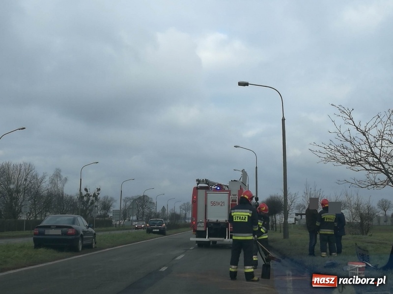 Zdjęcie w galerii na portalu naszraciborz.pl: Wypadła z drogi i uderzyła w barierkę. Kolizja na Piaskowej w Raciborzu  wiadomości z regionu