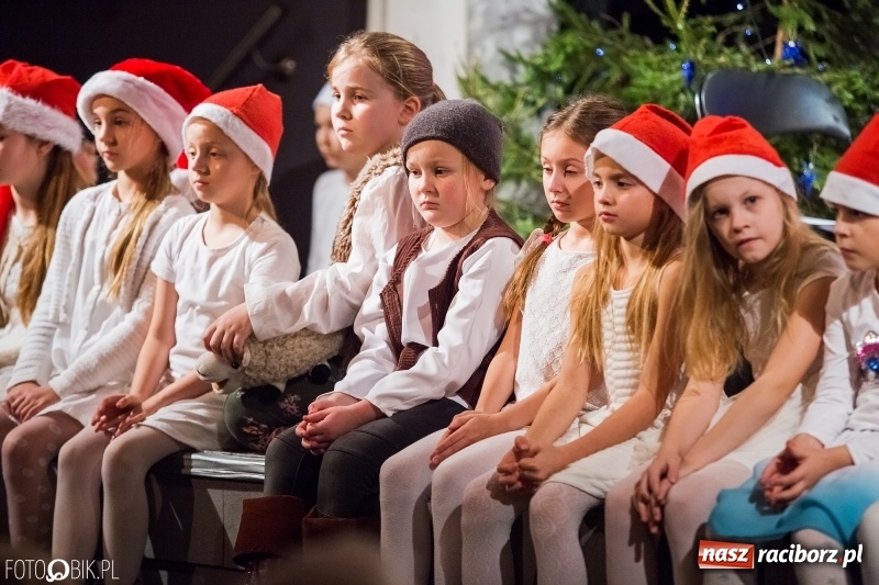 Zdjęcie w galerii na portalu naszraciborz.pl: Koncert kolędowy uczniów i nauczycieli szkoły muzycznej wiadomości z regionu