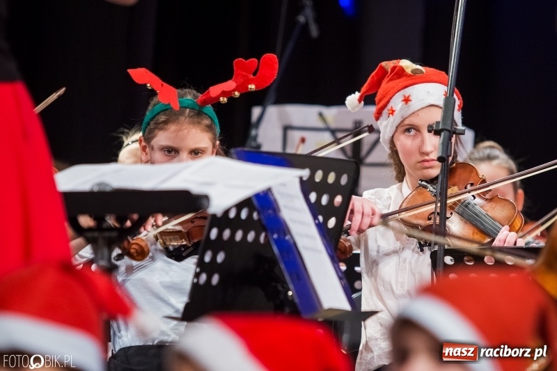Zdjęcie w galerii na portalu naszraciborz.pl: Koncert kolędowy uczniów i nauczycieli szkoły muzycznej wiadomości z regionu