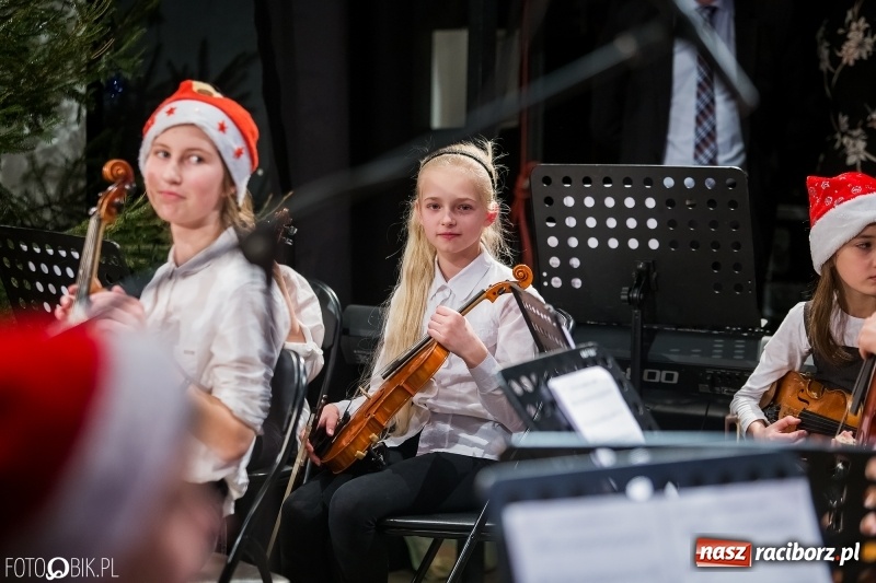 Zdjęcie w galerii na portalu naszraciborz.pl: Koncert kolędowy uczniów i nauczycieli szkoły muzycznej wiadomości z regionu