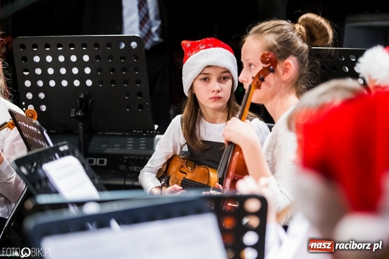 Zdjęcie w galerii na portalu naszraciborz.pl: Koncert kolędowy uczniów i nauczycieli szkoły muzycznej wiadomości z regionu