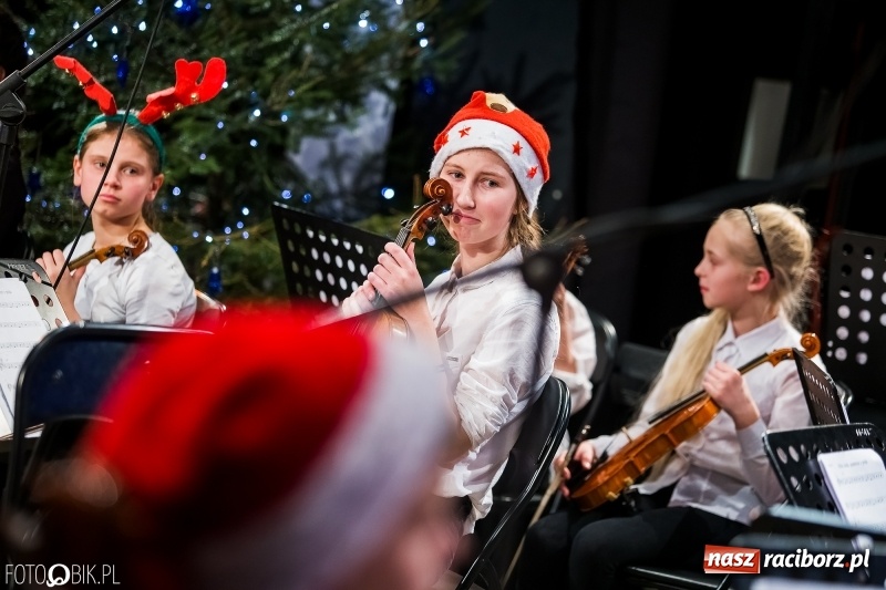 Zdjęcie w galerii na portalu naszraciborz.pl: Koncert kolędowy uczniów i nauczycieli szkoły muzycznej wiadomości z regionu