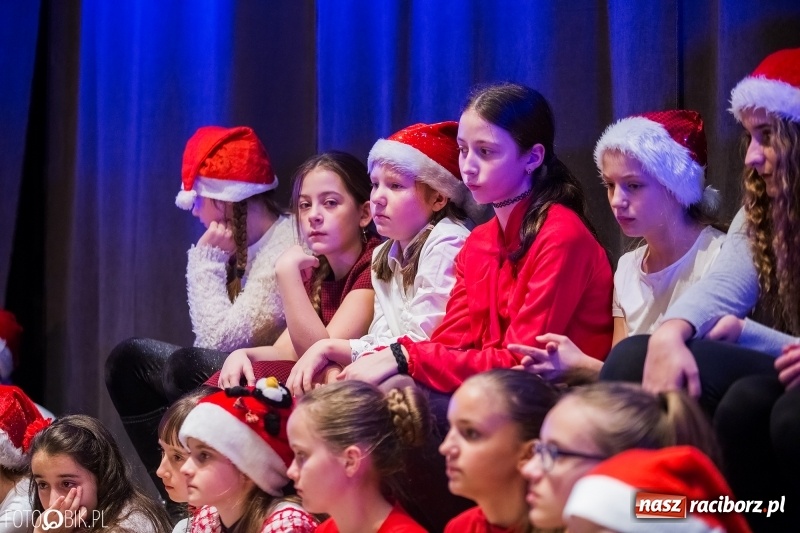 Zdjęcie w galerii na portalu naszraciborz.pl: Koncert kolędowy uczniów i nauczycieli szkoły muzycznej wiadomości z regionu