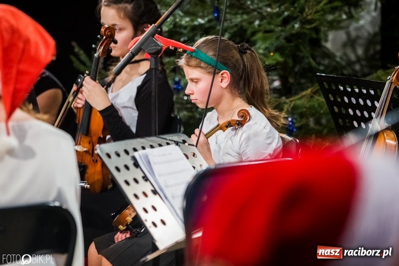 Zdjęcie w galerii na portalu naszraciborz.pl: Koncert kolędowy uczniów i nauczycieli szkoły muzycznej wiadomości z regionu
