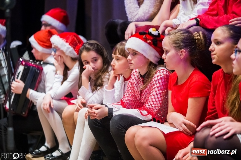 Zdjęcie w galerii na portalu naszraciborz.pl: Koncert kolędowy uczniów i nauczycieli szkoły muzycznej wiadomości z regionu