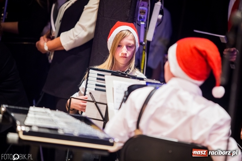 Zdjęcie w galerii na portalu naszraciborz.pl: Koncert kolędowy uczniów i nauczycieli szkoły muzycznej wiadomości z regionu