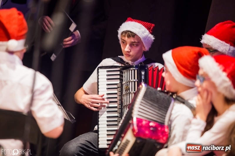 Zdjęcie w galerii na portalu naszraciborz.pl: Koncert kolędowy uczniów i nauczycieli szkoły muzycznej wiadomości z regionu