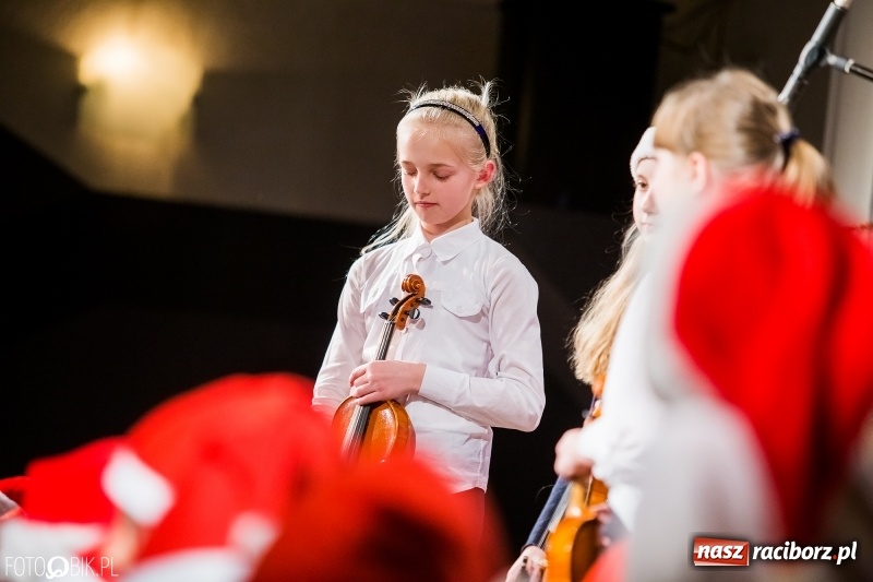 Zdjęcie w galerii na portalu naszraciborz.pl: Koncert kolędowy uczniów i nauczycieli szkoły muzycznej wiadomości z regionu