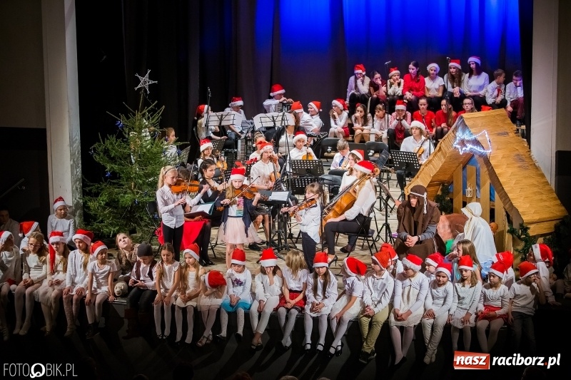 Zdjęcie w galerii na portalu naszraciborz.pl: Koncert kolędowy uczniów i nauczycieli szkoły muzycznej wiadomości z regionu