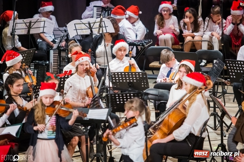 Zdjęcie w galerii na portalu naszraciborz.pl: Koncert kolędowy uczniów i nauczycieli szkoły muzycznej wiadomości z regionu
