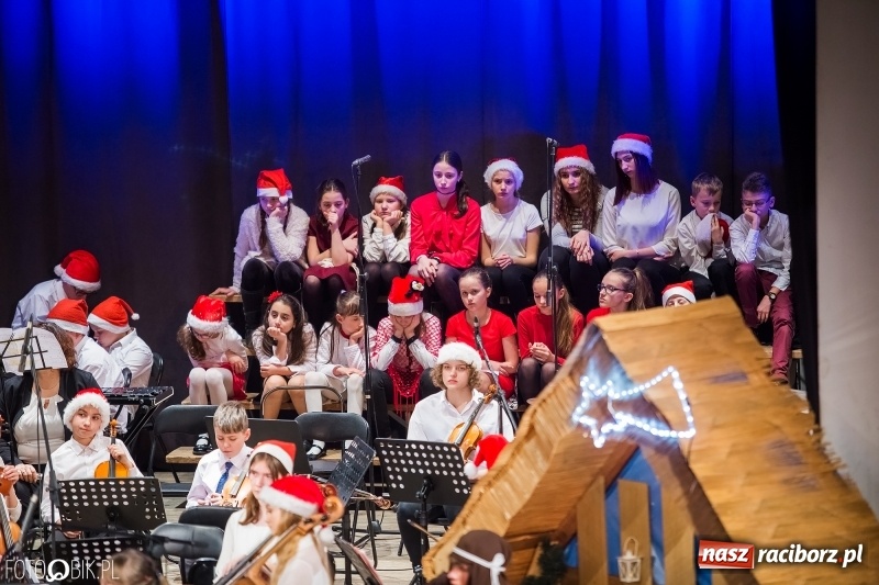 Zdjęcie w galerii na portalu naszraciborz.pl: Koncert kolędowy uczniów i nauczycieli szkoły muzycznej wiadomości z regionu