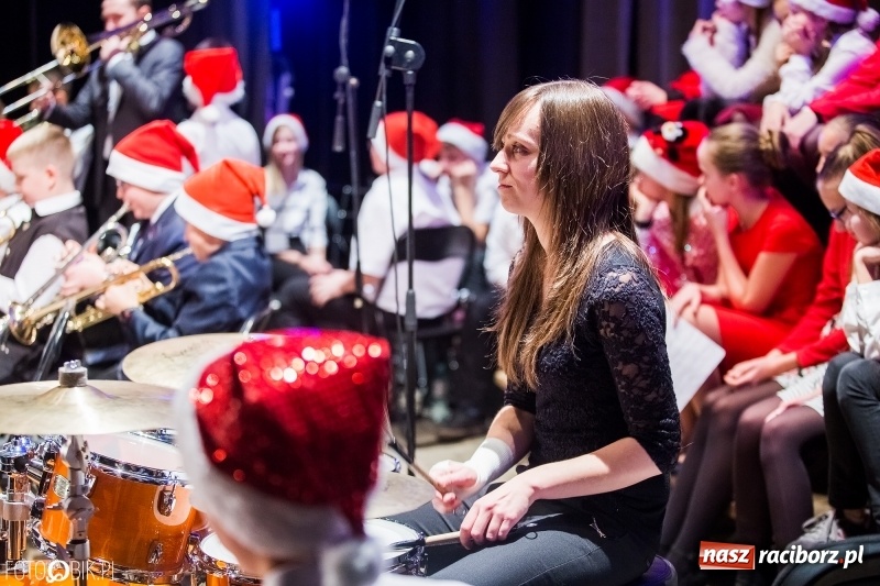 Zdjęcie w galerii na portalu naszraciborz.pl: Koncert kolędowy uczniów i nauczycieli szkoły muzycznej wiadomości z regionu