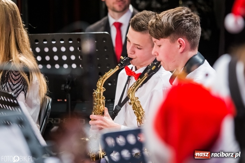 Zdjęcie w galerii na portalu naszraciborz.pl: Koncert kolędowy uczniów i nauczycieli szkoły muzycznej wiadomości z regionu