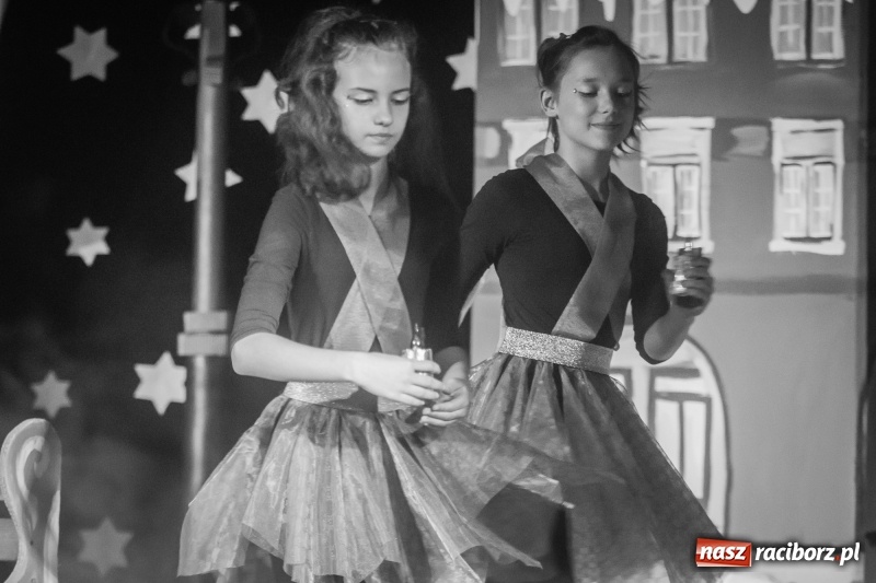 Zdjęcie w galerii na portalu naszraciborz.pl: Dzieci i młodzież SP 13 wystawiły Dziewczynkę z Zapałkami wiadomości z regionu