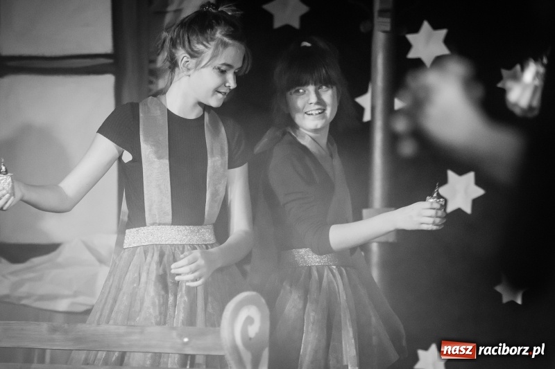 Zdjęcie w galerii na portalu naszraciborz.pl: Dzieci i młodzież SP 13 wystawiły Dziewczynkę z Zapałkami wiadomości z regionu