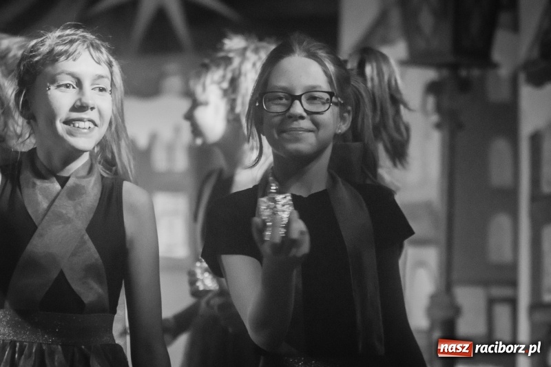 Zdjęcie w galerii na portalu naszraciborz.pl: Dzieci i młodzież SP 13 wystawiły Dziewczynkę z Zapałkami wiadomości z regionu