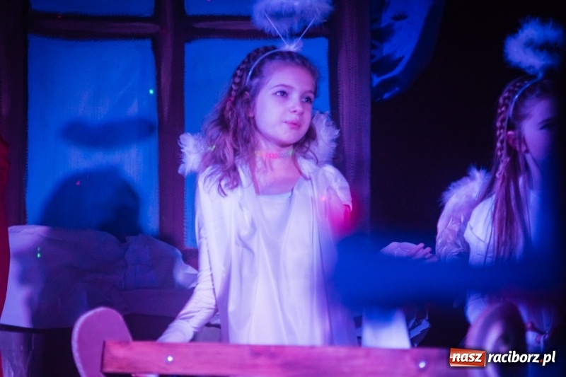 Zdjęcie w galerii na portalu naszraciborz.pl: Dzieci i młodzież SP 13 wystawiły Dziewczynkę z Zapałkami wiadomości z regionu