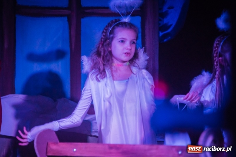 Zdjęcie w galerii na portalu naszraciborz.pl: Dzieci i młodzież SP 13 wystawiły Dziewczynkę z Zapałkami wiadomości z regionu