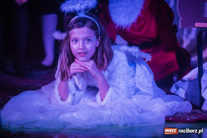 Zdjęcie w galerii na portalu naszraciborz.pl: Dzieci i młodzież SP 13 wystawiły Dziewczynkę z Zapałkami wiadomości z regionu