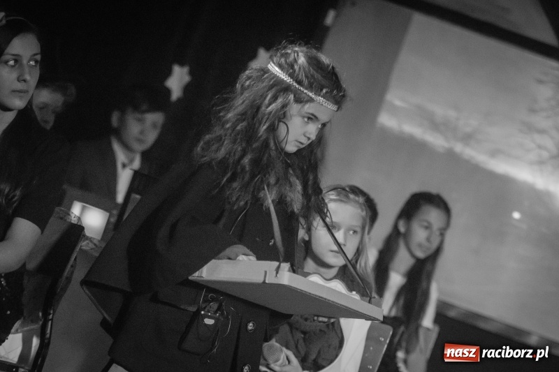 Zdjęcie w galerii na portalu naszraciborz.pl: Dzieci i młodzież SP 13 wystawiły Dziewczynkę z Zapałkami wiadomości z regionu