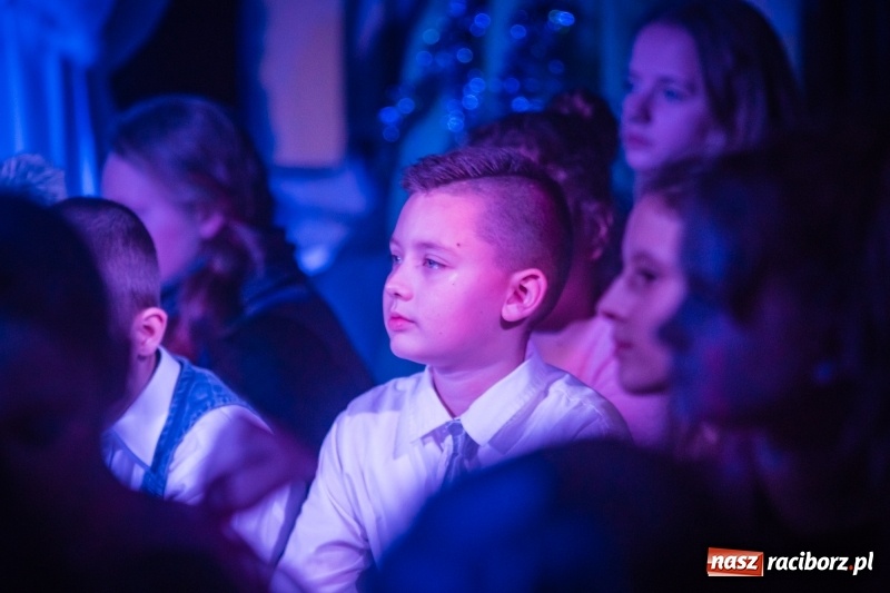 Zdjęcie w galerii na portalu naszraciborz.pl: Dzieci i młodzież SP 13 wystawiły Dziewczynkę z Zapałkami wiadomości z regionu