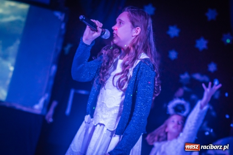 Zdjęcie w galerii na portalu naszraciborz.pl: Dzieci i młodzież SP 13 wystawiły Dziewczynkę z Zapałkami wiadomości z regionu