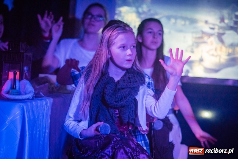 Zdjęcie w galerii na portalu naszraciborz.pl: Dzieci i młodzież SP 13 wystawiły Dziewczynkę z Zapałkami wiadomości z regionu