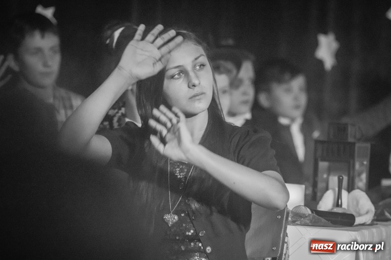 Zdjęcie w galerii na portalu naszraciborz.pl: Dzieci i młodzież SP 13 wystawiły Dziewczynkę z Zapałkami wiadomości z regionu