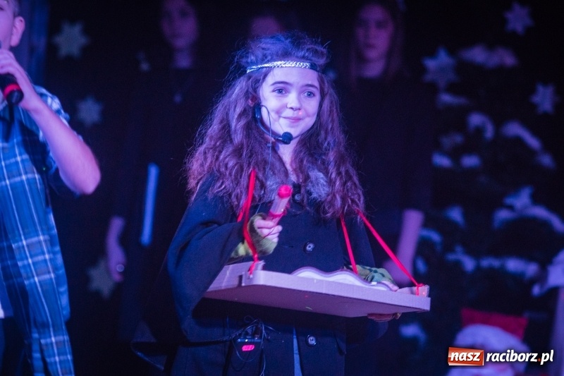 Zdjęcie w galerii na portalu naszraciborz.pl: Dzieci i młodzież SP 13 wystawiły Dziewczynkę z Zapałkami wiadomości z regionu