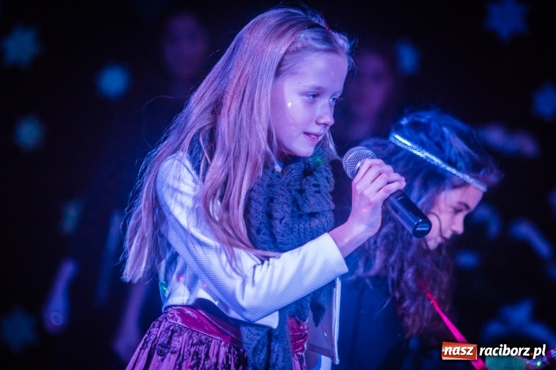 Zdjęcie w galerii na portalu naszraciborz.pl: Dzieci i młodzież SP 13 wystawiły Dziewczynkę z Zapałkami wiadomości z regionu