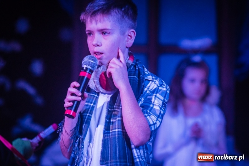 Zdjęcie w galerii na portalu naszraciborz.pl: Dzieci i młodzież SP 13 wystawiły Dziewczynkę z Zapałkami wiadomości z regionu