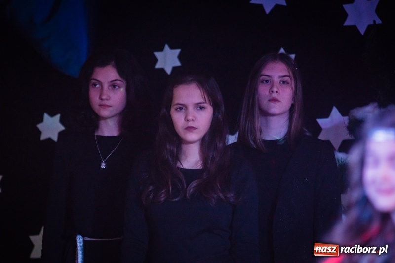 Zdjęcie w galerii na portalu naszraciborz.pl: Dzieci i młodzież SP 13 wystawiły Dziewczynkę z Zapałkami wiadomości z regionu