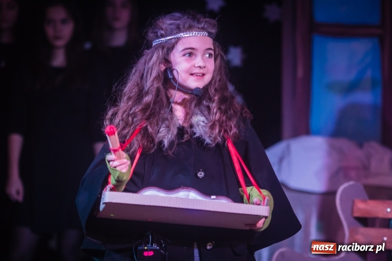 Zdjęcie w galerii na portalu naszraciborz.pl: Dzieci i młodzież SP 13 wystawiły Dziewczynkę z Zapałkami wiadomości z regionu