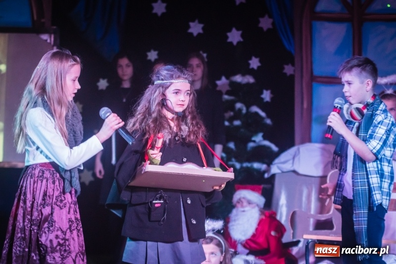 Zdjęcie w galerii na portalu naszraciborz.pl: Dzieci i młodzież SP 13 wystawiły Dziewczynkę z Zapałkami wiadomości z regionu