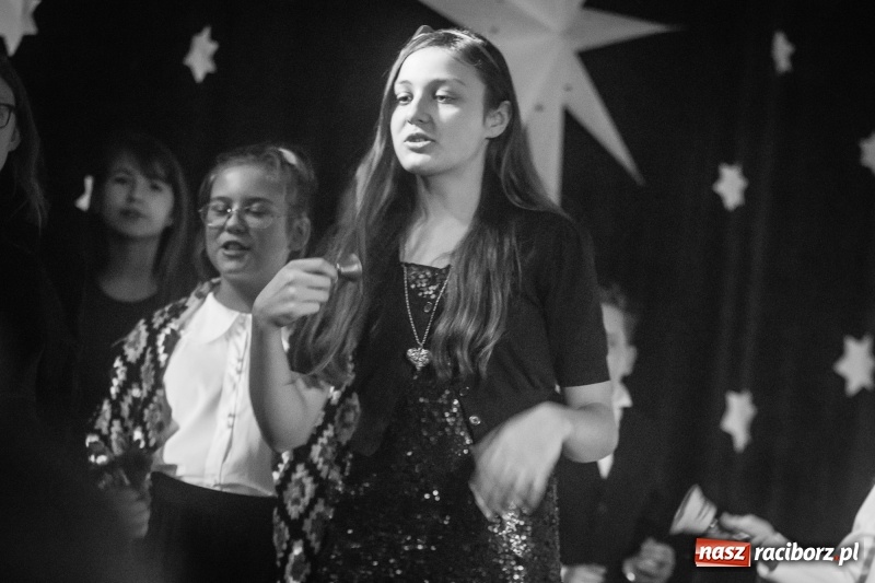 Zdjęcie w galerii na portalu naszraciborz.pl: Dzieci i młodzież SP 13 wystawiły Dziewczynkę z Zapałkami wiadomości z regionu