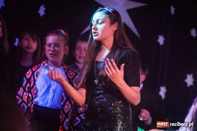 Zdjęcie w galerii na portalu naszraciborz.pl: Dzieci i młodzież SP 13 wystawiły Dziewczynkę z Zapałkami wiadomości z regionu