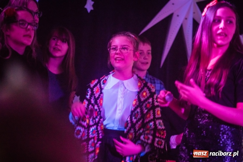 Zdjęcie w galerii na portalu naszraciborz.pl: Dzieci i młodzież SP 13 wystawiły Dziewczynkę z Zapałkami wiadomości z regionu