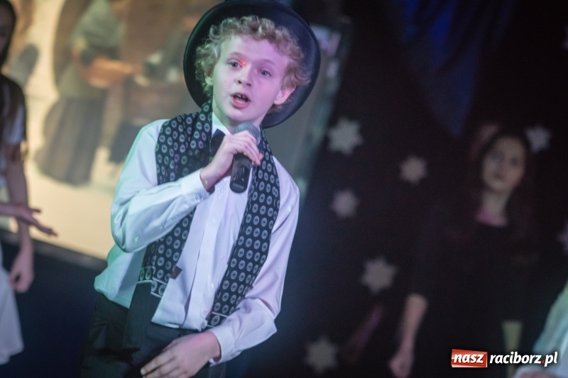 Zdjęcie w galerii na portalu naszraciborz.pl: Dzieci i młodzież SP 13 wystawiły Dziewczynkę z Zapałkami wiadomości z regionu