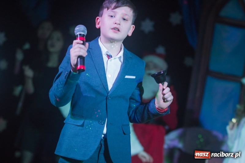 Zdjęcie w galerii na portalu naszraciborz.pl: Dzieci i młodzież SP 13 wystawiły Dziewczynkę z Zapałkami wiadomości z regionu