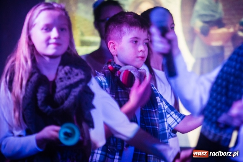 Zdjęcie w galerii na portalu naszraciborz.pl: Dzieci i młodzież SP 13 wystawiły Dziewczynkę z Zapałkami wiadomości z regionu