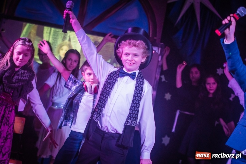 Zdjęcie w galerii na portalu naszraciborz.pl: Dzieci i młodzież SP 13 wystawiły Dziewczynkę z Zapałkami wiadomości z regionu