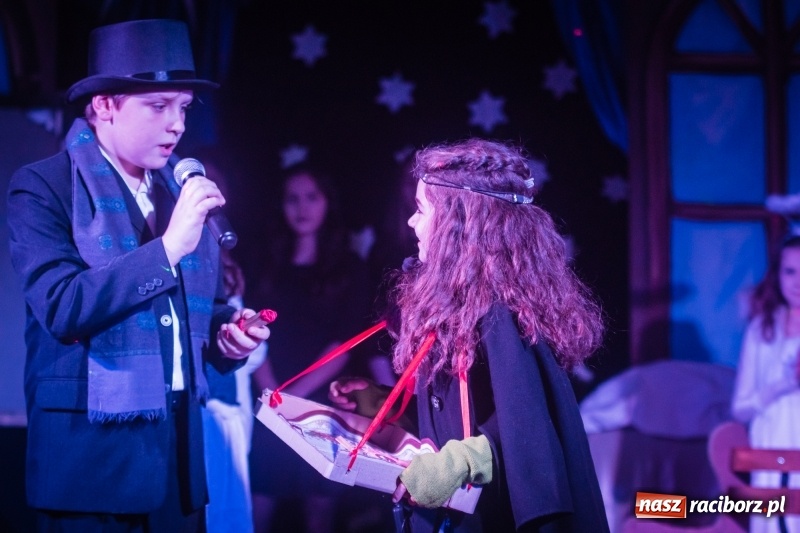 Zdjęcie w galerii na portalu naszraciborz.pl: Dzieci i młodzież SP 13 wystawiły Dziewczynkę z Zapałkami wiadomości z regionu