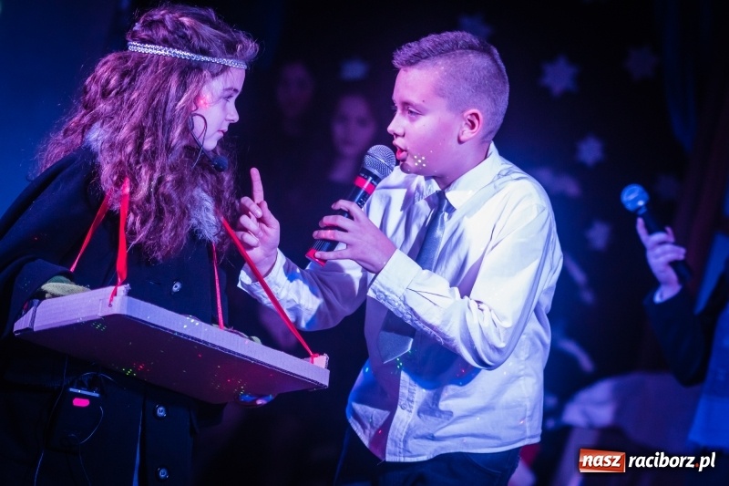 Zdjęcie w galerii na portalu naszraciborz.pl: Dzieci i młodzież SP 13 wystawiły Dziewczynkę z Zapałkami wiadomości z regionu